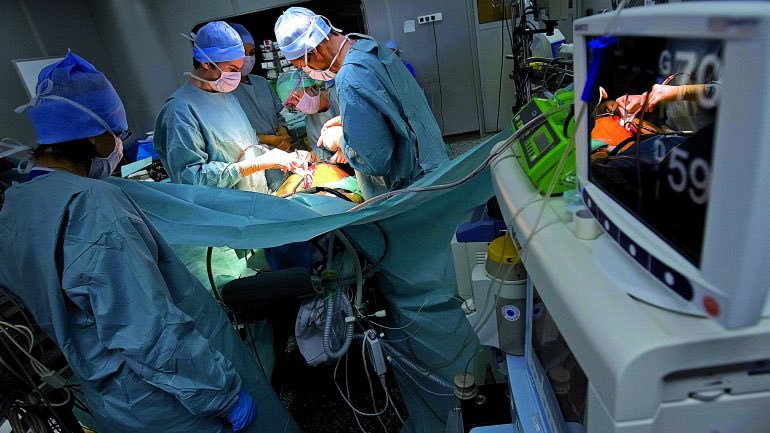 GossipRoomOff's tweet photo. 🚨 Une greffe de larynx a été réalisée pour la première fois en France ! 

L'opération s'est déroulée avec succès à #Lyon, grâce à la collaboration d'une dizaine de chirurgiens spécialistes ORL français, durant 27 heures.

Karine, la patiente greffée, retrouve peu à peu sa voix, 23 ans après l'avoir perdue. 👏🏥🇫🇷 (via Le Point)