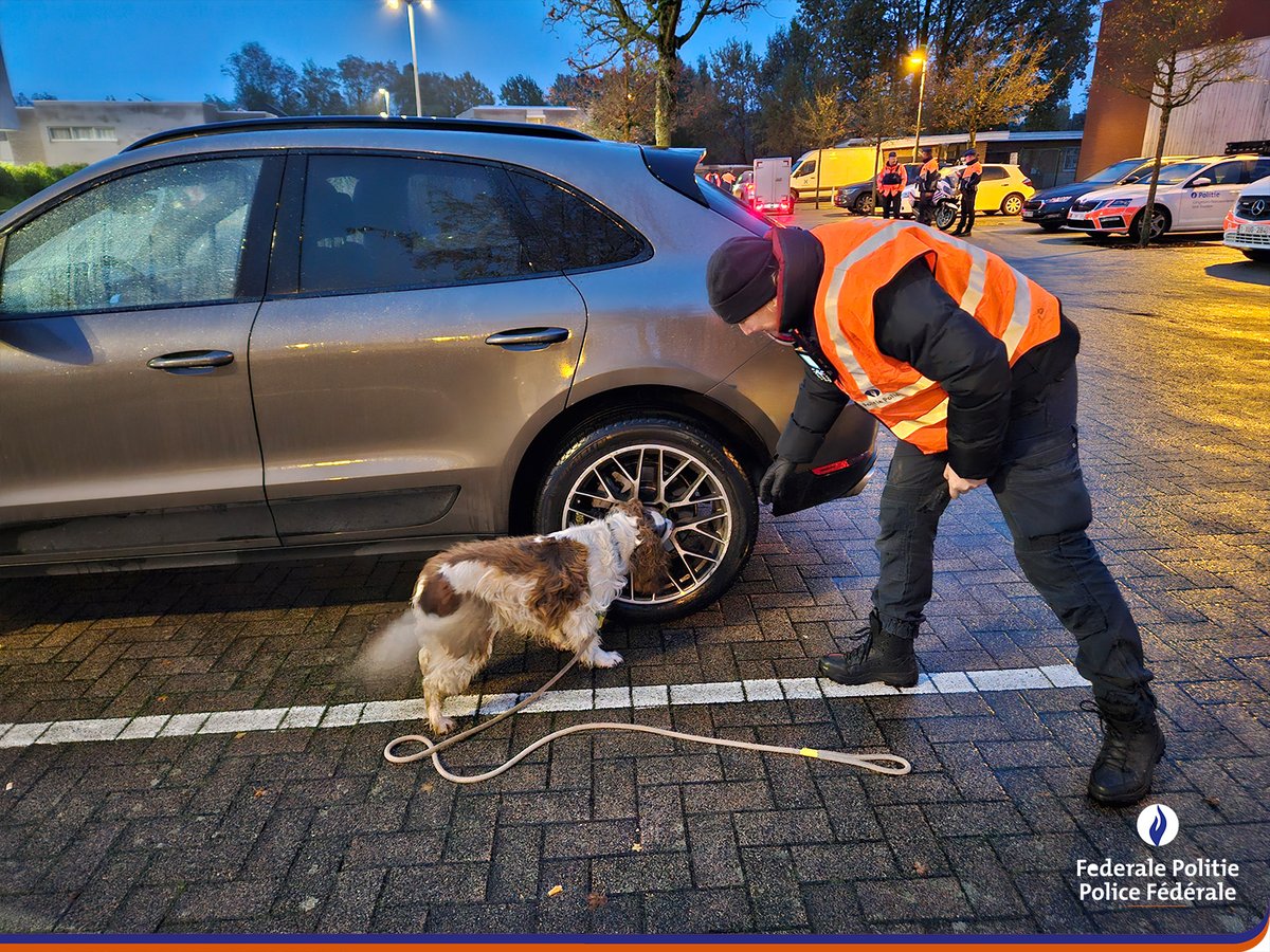 federalepolitie's tweet image. Afgelopen zaterdag hebben de Federale Politie en Lokale Politie in Limburg de krachten gebundeld tegen woninginbraken, drugshandel en verkeersonveiligheid. Onze teams controleerden 910 voertuigen en 684 personen. Resultaat: 15 pv’s voor drugsdelicten, 94 voor verkeersinbreuken …