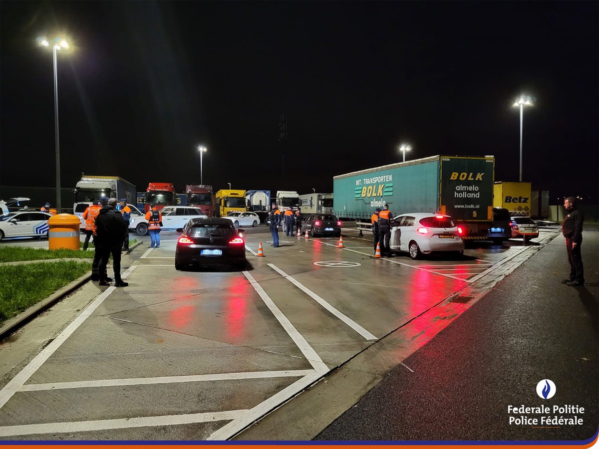 federalepolitie's tweet image. Afgelopen zaterdag hebben de Federale Politie en Lokale Politie in Limburg de krachten gebundeld tegen woninginbraken, drugshandel en verkeersonveiligheid. Onze teams controleerden 910 voertuigen en 684 personen. Resultaat: 15 pv’s voor drugsdelicten, 94 voor verkeersinbreuken …