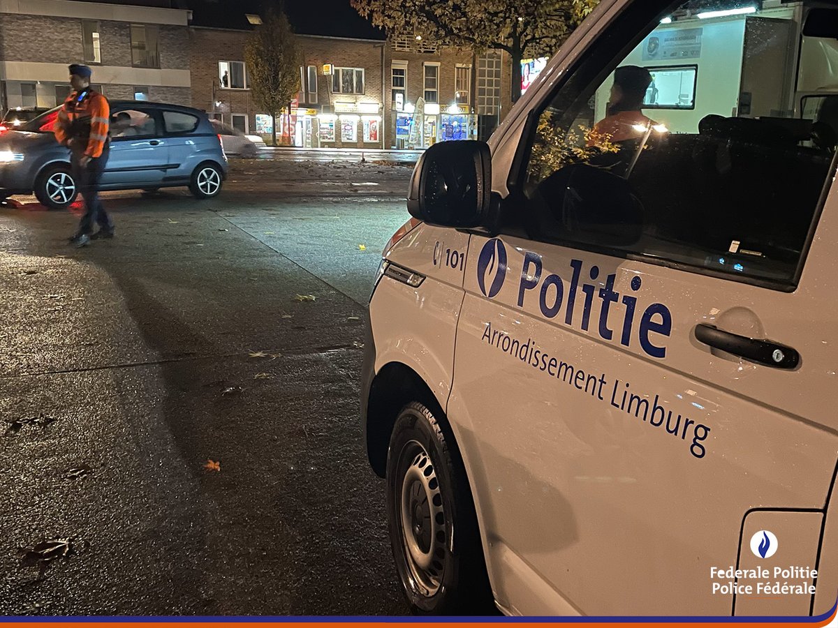 federalepolitie's tweet image. Afgelopen zaterdag hebben de Federale Politie en Lokale Politie in Limburg de krachten gebundeld tegen woninginbraken, drugshandel en verkeersonveiligheid. Onze teams controleerden 910 voertuigen en 684 personen. Resultaat: 15 pv’s voor drugsdelicten, 94 voor verkeersinbreuken …