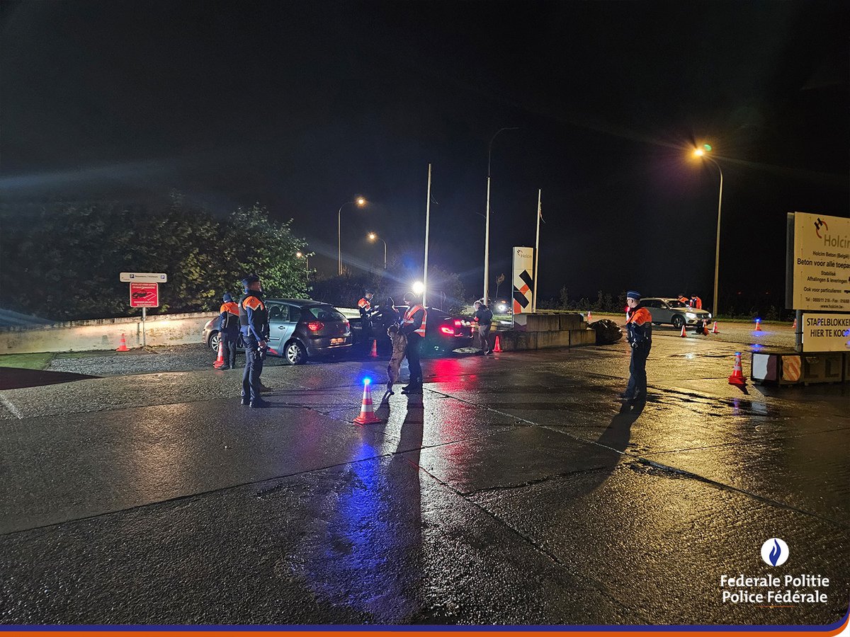federalepolitie's tweet image. Afgelopen zaterdag hebben de Federale Politie en Lokale Politie in Limburg de krachten gebundeld tegen woninginbraken, drugshandel en verkeersonveiligheid. Onze teams controleerden 910 voertuigen en 684 personen. Resultaat: 15 pv’s voor drugsdelicten, 94 voor verkeersinbreuken …