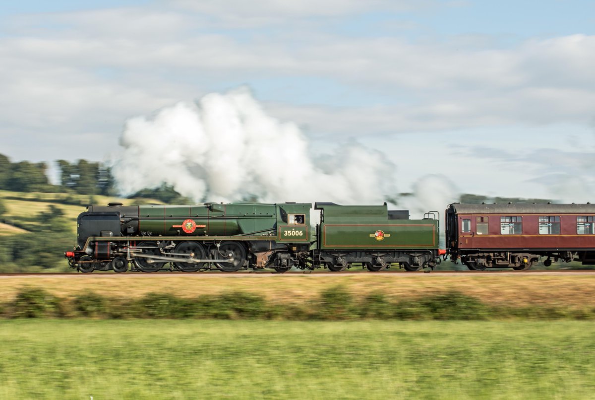 Thanks to everyone that came with us to the Cheltenham November Meeting. We hope you had a great weekend of racing!
We are now on sale with our steam train &amp; hospitality packages for 2024. Call 01825 746082 or email info@classichospitality.co.uk #horseracing #steamtrain #2024