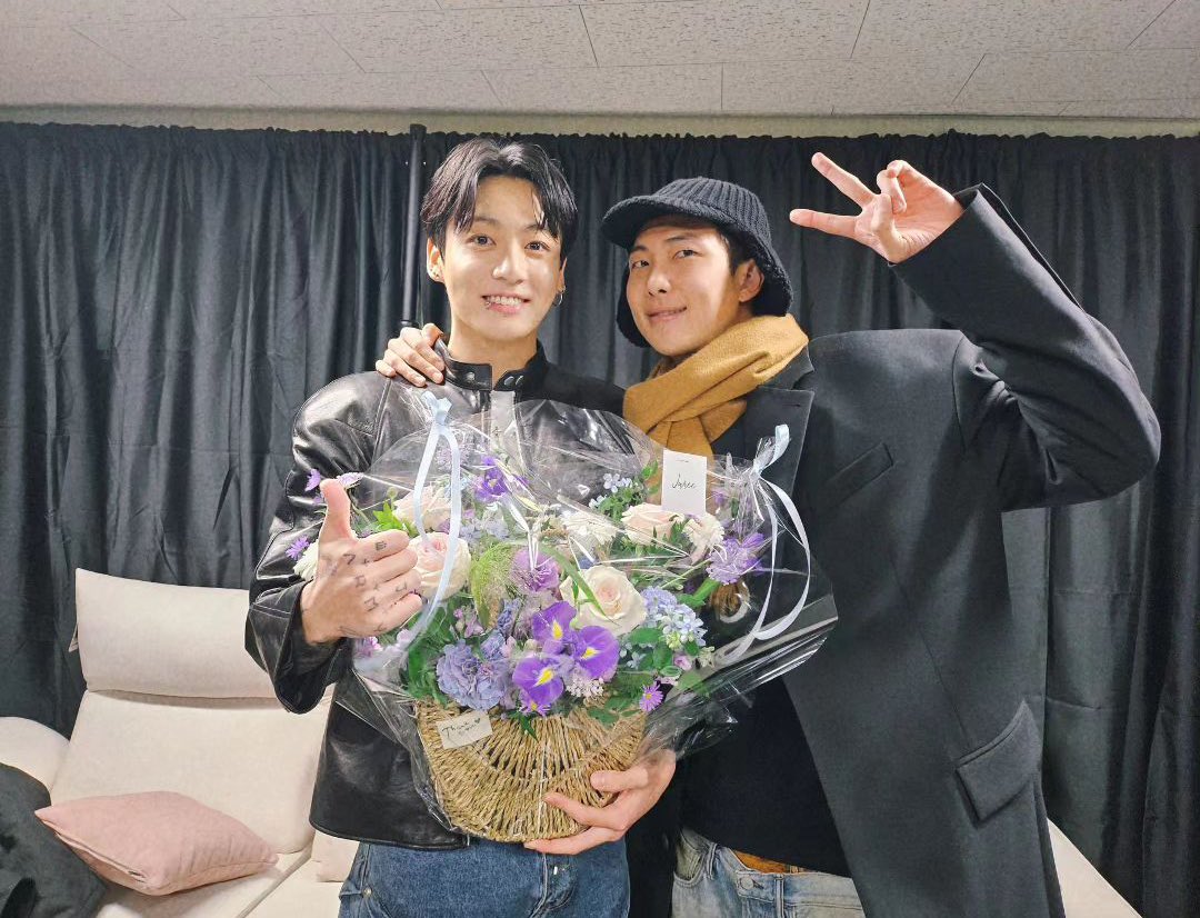 kingtan_O's tweet photo. 황금막내라는 별명을 지어준 장본인이
골든 첫 쇼케에 꽃다발과 편지를 들고 찾아감
걍 털썩 주저앉음🧎‍♀️🧎‍♀️ https://t.co/J1HC9IzUBK