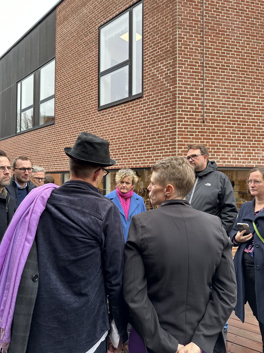 Tusind tak for besøget hos @kirkenskorshaer i Odense <a href="/RosenkrantzT/">Rosenkrantz-Theil</a>, Peter Rahbæk Juel og <a href="/LilleholtC/">Christoffer Lilleholt</a> 💜

Enig med ministeren i, at der er behov for en helt ny tilgang til de mest udsatte - vi står klar med erfaringer og løsninger, der sikrer værdighed. 

#dkpol #dksocial