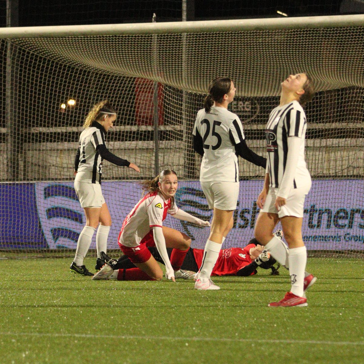VROUWEN ⚽️ l Vrouwen 1 toont twee gezichten.

ijsselmeervogels.nl/nieuws/jeugd/v…

📸: Marleen Roding