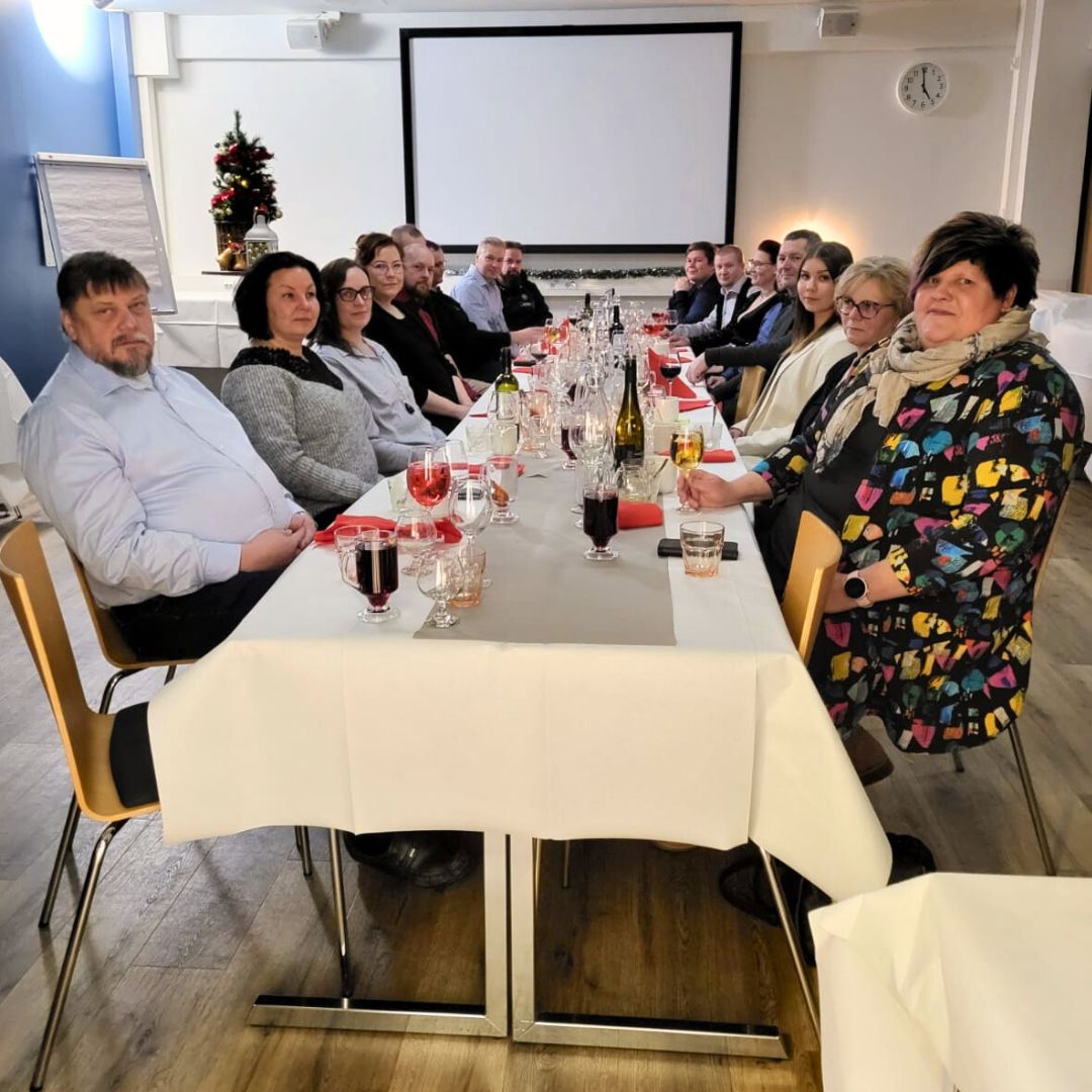 PlanrayOy's tweet photo. Vietimme viime lauantaina Planrayn pikkujouluja yhdessä Elektrovalin väen kanssa. Kävimme Sulossa jouluaterialla ja katsomassa Sami Hedbergin stand up showta. Pikkujoulujen myötä toivotamme kaikille oikein tunnelmallista joulunodotusta!🎅🎄 https://t.co/AClbIJmsVj