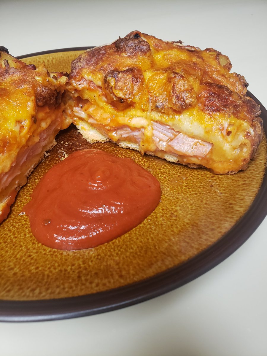 Dad_Comm's tweet photo. Hawaiian Homemade Calzone. Plenty of Ham, cheese and @eatinerni would approve chunks of pineapple π€€π Didn't feel like pizza tonight but a folded pizza works right? π #GirlDad #Pizza #Dadsthatcook https://t.co/IUfiALcnDN