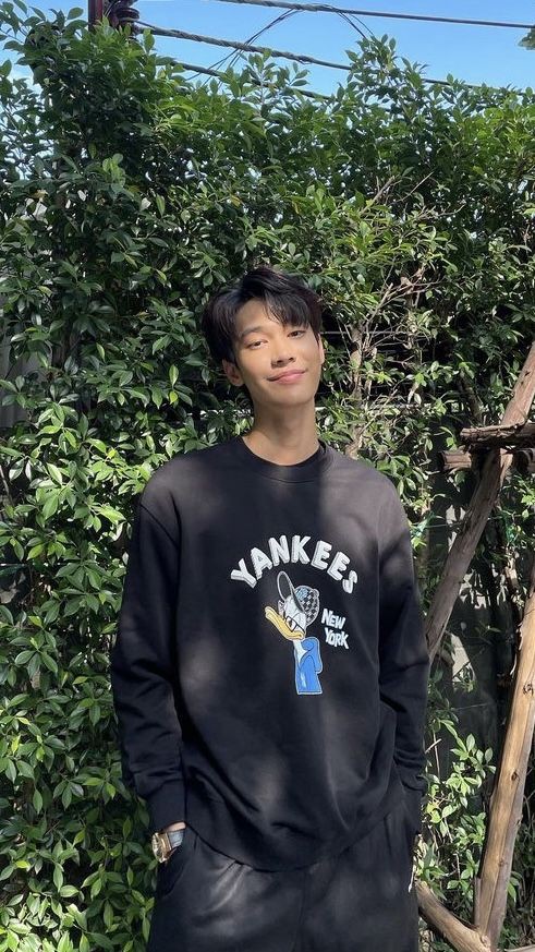 Yang jomblo mana nih suara nya? Sebentar lagi bakalan ada namja single lewat 😬👍🏻

- Dew 🦒