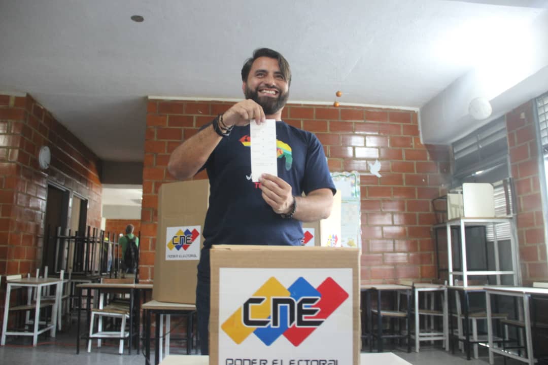 AlcDeGirardot's tweet photo. #GirardotEsNoticia 📢Con gran afluencia maracayeros participaron en el #SimulacroElectoral
5️⃣ Centros electorales fueron habilitados en el municipio.
➕Detalles de esta jornada aquí 👉🏼https://t.co/0SZrN3CyqQ
@RafaelMaracay21
#Marcaay https://t.co/bLX7gvPcaW