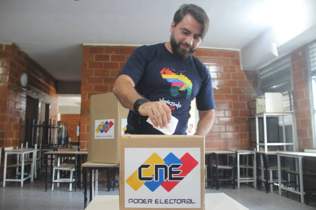 AlcDeGirardot's tweet photo. #GirardotEsNoticia 📢Con gran afluencia maracayeros participaron en el #SimulacroElectoral
5️⃣ Centros electorales fueron habilitados en el municipio.
➕Detalles de esta jornada aquí 👉🏼https://t.co/0SZrN3CyqQ
@RafaelMaracay21
#Marcaay https://t.co/bLX7gvPcaW
