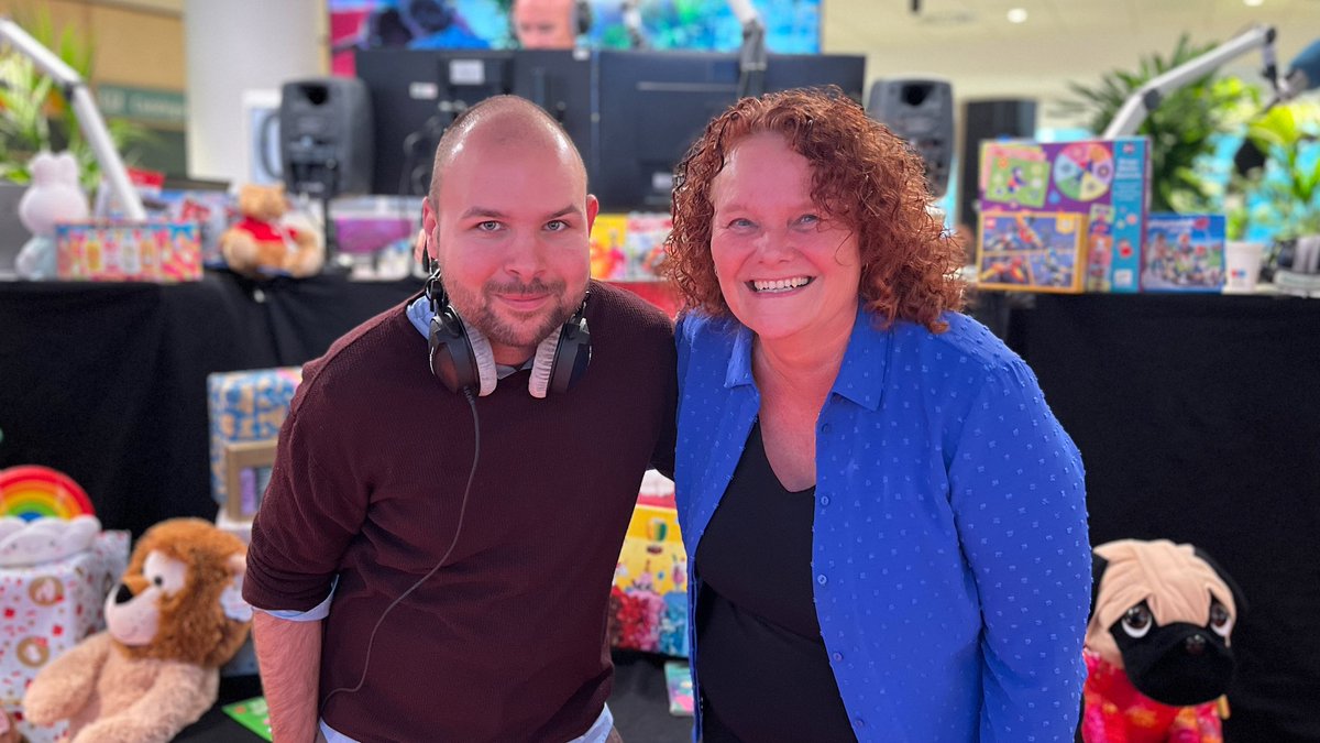 Den Haag FM (@denhaagfm) on Twitter photo .@tomlashcabaret en <a href="/hartentwee/">Marjolein Visser</a> staan klaar voor de volgende ronde van de actieweek voor #sintvoorieder1, kom je ook nog langs in @bieb070 aan het Spui? denhaagfm.nl/dhfm/4777334/l… .@tomlashcabaret en <a href="/hartentwee/">Marjolein Visser</a> staan klaar voor de volgende ronde van de actieweek voor #sintvoorieder1, kom je ook nog langs in @bieb070 aan het Spui? denhaagfm.nl/dhfm/4777334/l…