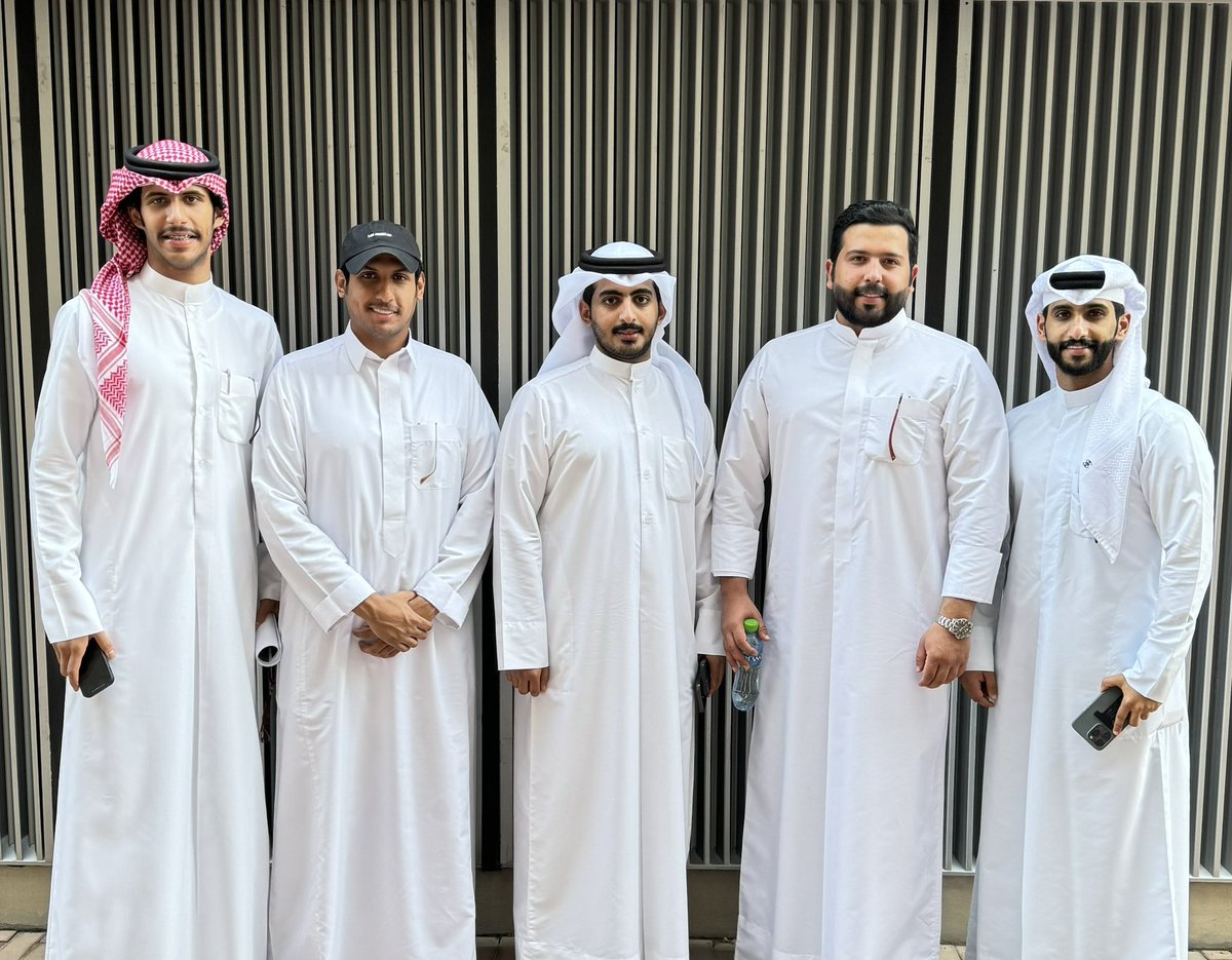 عن بني عمي وربعي ما اتغيّب
لا دعا ميقافهم نفذّت كمي

لا تقول الشر كله فـ القريّب
ليت كل الناس مثل عيال عمي