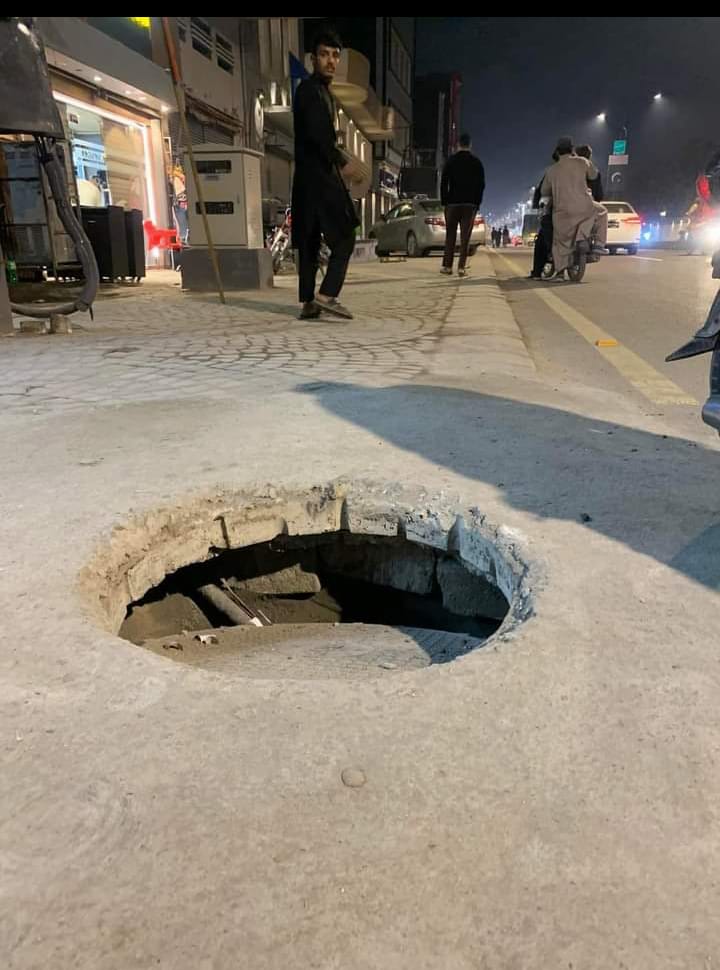 Sabir_ShahPTI's tweet image. Hello @SamarHBilour bibi, here is your outcome of your so called #UrbanPolicy for #Peshawar.
It shows that #Easyload culture introduced by #ANP will lead to #Superload.