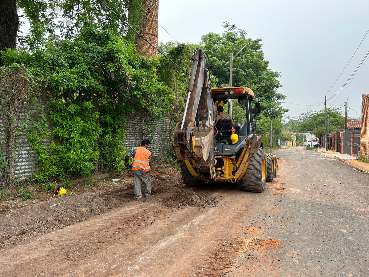 CostaneraSurPy's tweet photo. Trabajos de Mejoras en las calles alternativas  de la ciudad de la Lambare como parte Obras complementarias de la Costanera Sur 🚧🚜 https://t.co/FVZ2thUX6Q