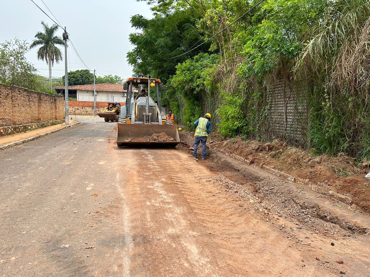 CostaneraSurPy's tweet photo. Trabajos de Mejoras en las calles alternativas  de la ciudad de la Lambare como parte Obras complementarias de la Costanera Sur 🚧🚜 https://t.co/FVZ2thUX6Q