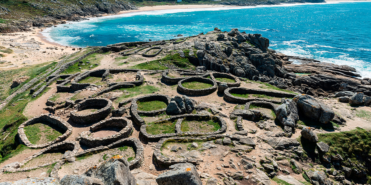 Have you ever seen these 'castros' in #Galicia? ⬇️

These constructions were built by past Celtic civilizations to shelter from attacks. Usually located in mountains, they offer views like these... 😊

👉 bit.ly/3NLaEZB

#VisitSpain #SpainSustainable @Turgalicia
