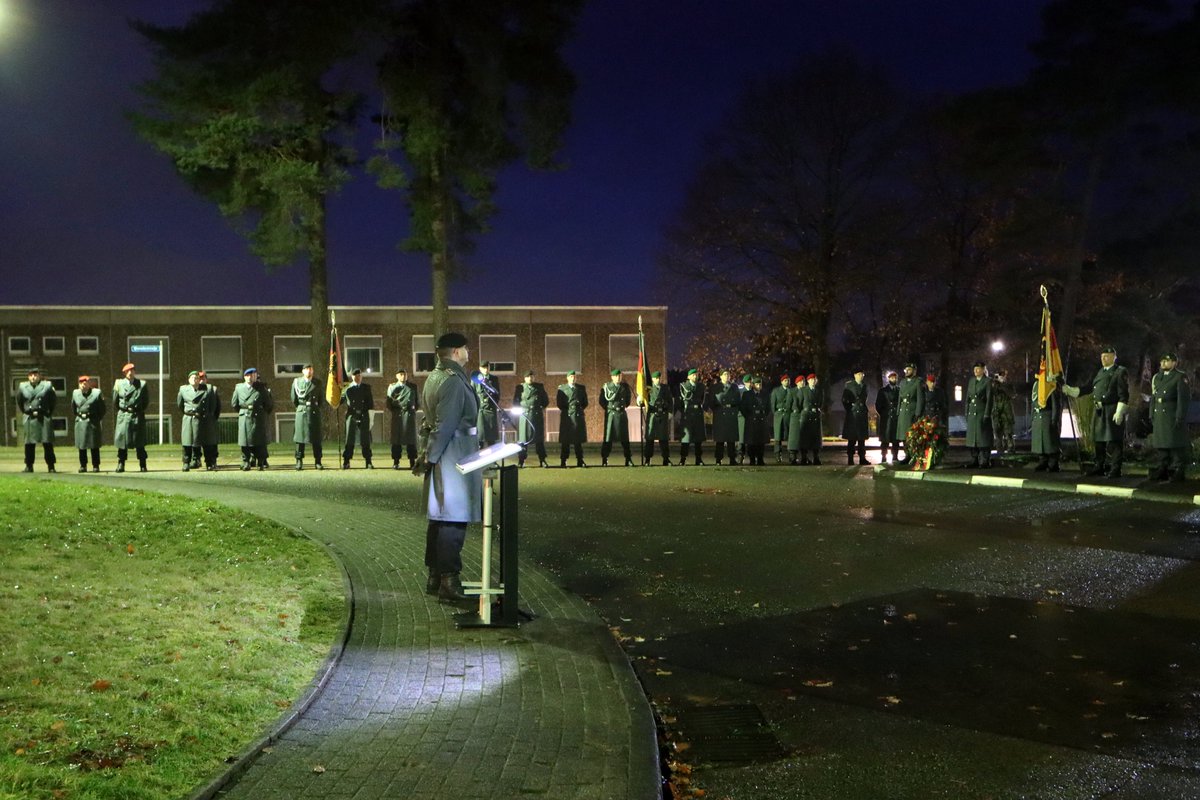 Deutsches_Heer's tweet photo. Brothers in Arms: Mit einer #Gedenkfeier am Ehrenhain der Generalfeldmarschall-Rommel-Kaserne gedenken die Verbände am Standort #Augustdorf sowie geladene Gäste zum #Volkstrauertag offiziell der Opfer von Krieg & Gewaltherrschaft. Das #Heer vergisst nicht. #RuhetInFrieden https://t.co/nVHQeXDTUt