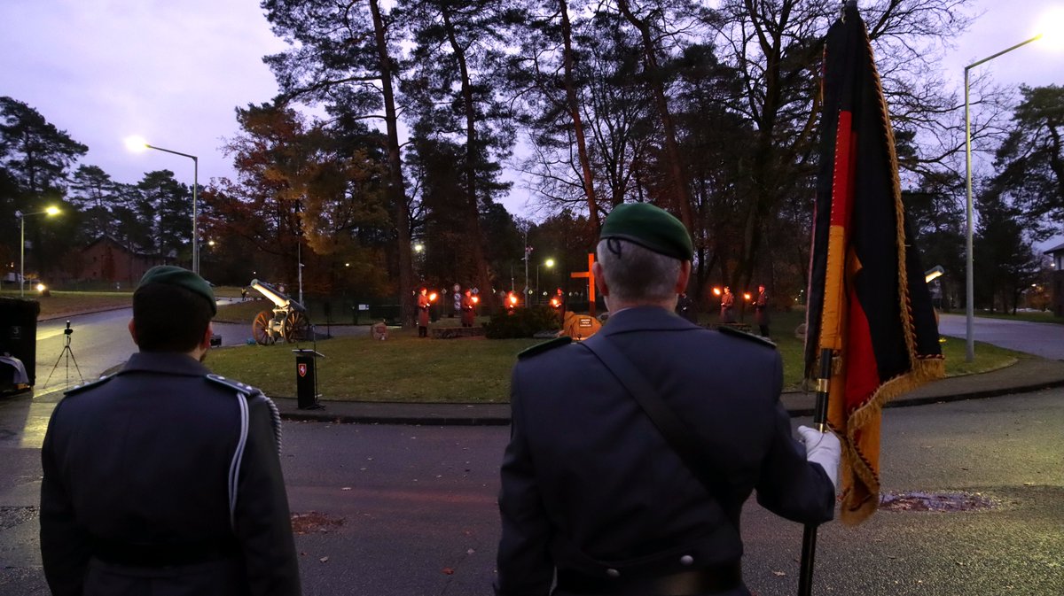 Deutsches_Heer's tweet photo. Brothers in Arms: Mit einer #Gedenkfeier am Ehrenhain der Generalfeldmarschall-Rommel-Kaserne gedenken die Verbände am Standort #Augustdorf sowie geladene Gäste zum #Volkstrauertag offiziell der Opfer von Krieg & Gewaltherrschaft. Das #Heer vergisst nicht. #RuhetInFrieden https://t.co/nVHQeXDTUt