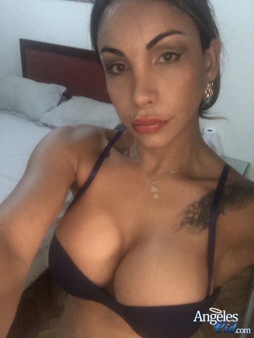 Alone in my bed... https://t.co/h2M4I54KL1 Want to join me? https://t.co/uyomrSJ510