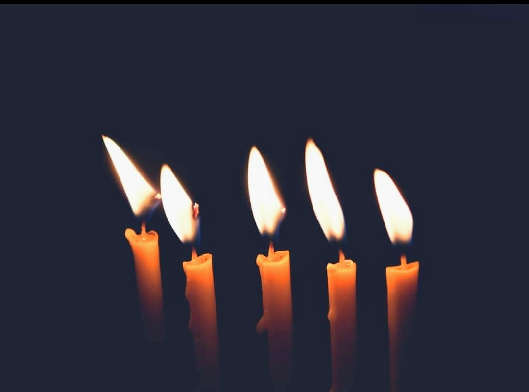 #LevTolstoj 
9 settembre 1828
#20novembre 1910 🕯️

“Come una candela ne accende
  un’altra e così si trovano accese
  migliaia di candele, così un cuore
  ne accende un altro e così si
  accendono migliaia di cuori.”