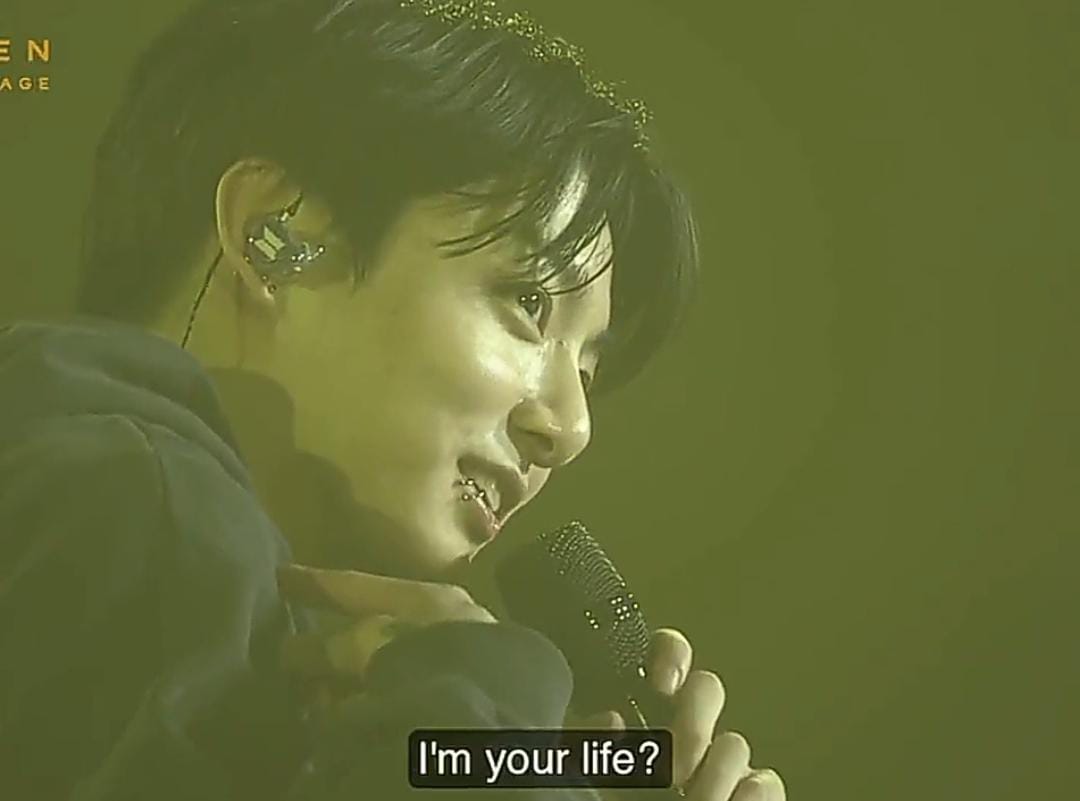 kiss_seven7's tweet photo. #JUNGKOOK: "¿Soy tu vida? Ustedes realmente son mi vida. No pueden ser excluidos de mi vida. Todo lo demás podría desaparecer, pero ARMY no *muestra su tatuaje* por eso los puse aquí primero."

#GoldenLiveOnStage @BTS_twt https://t.co/lfwlyaj9KU