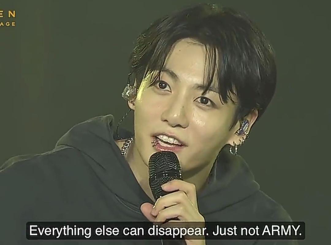 kiss_seven7's tweet photo. #JUNGKOOK: "¿Soy tu vida? Ustedes realmente son mi vida. No pueden ser excluidos de mi vida. Todo lo demás podría desaparecer, pero ARMY no *muestra su tatuaje* por eso los puse aquí primero."

#GoldenLiveOnStage @BTS_twt https://t.co/lfwlyaj9KU