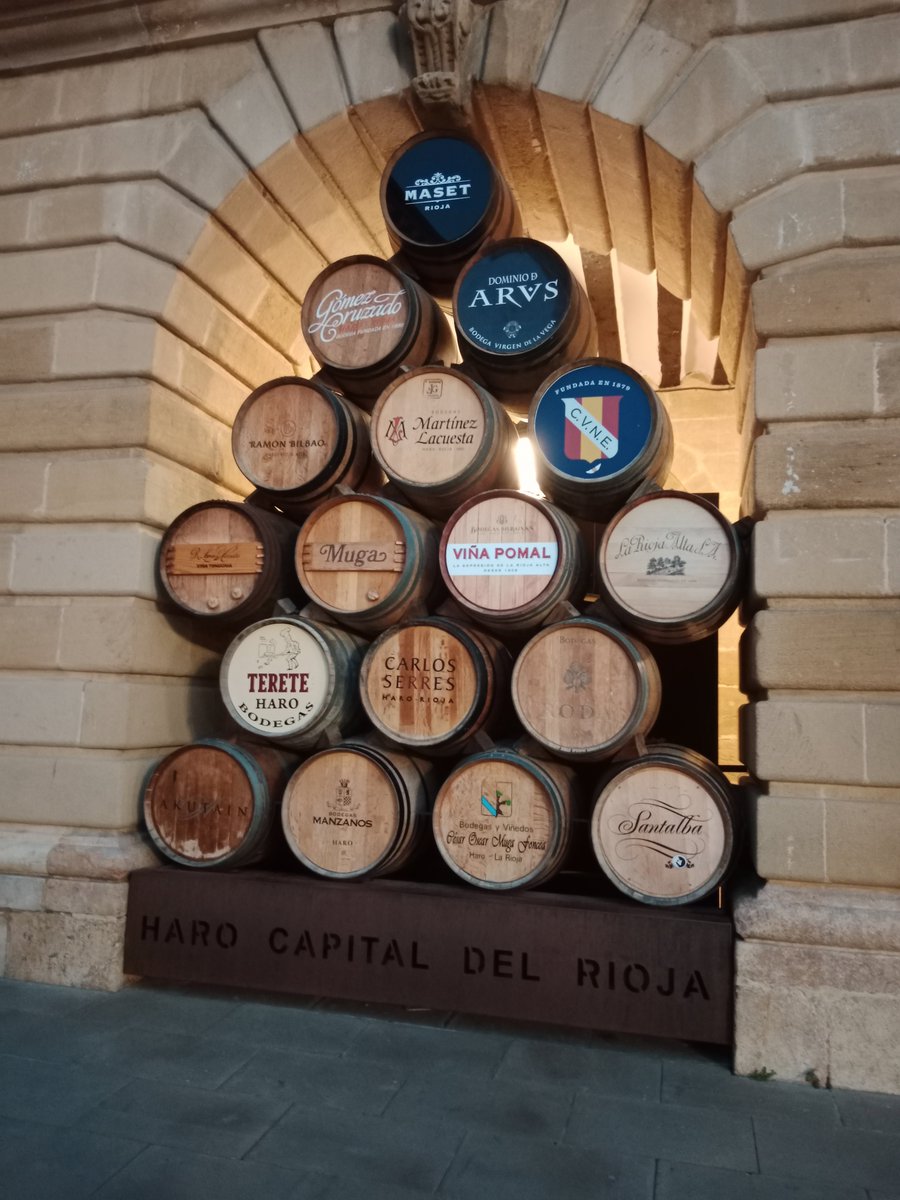 XosFernandNW's tweet photo. #Haro has established a worldwide reputation for being the most important wine town in the Rioja. Special mention is for the #BarrioEstación where 7 of the best Rioja Bodegas are located and where NOW Rioja Menu finnish. https://t.co/TvOxVcihTx https://t.co/kFVWG3ZgsW