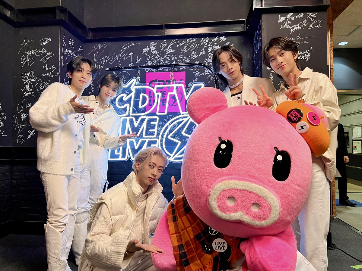 HFU_official's tweet photo. [📸] CDTV ライブ！ライブ！

ご覧いただいた皆様、ありがとうございました🌟
TV初披露させていただいた「U&amp;I」はいかがでしたか？♬
初めて観てくださった方も、ぜひ僕たちを覚えていただけたら嬉しいです☺🤍

#CDTVライブライブ #HiFiUnicorn #UandI #HiFiUnicorn_UandI #ハイファイユニコーン https://t.co/IbGyNhu1qs