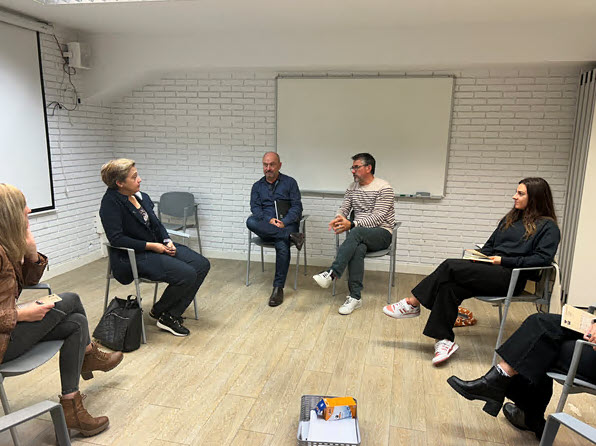 IzanFundazioa's tweet image. Muy interesante el encuentro mantenido con Yolanda, terapeuta de @acabegipuzkoa. Los trastornos de conducta alimentaria y las adicciones tienen muchas similitudes. Seguiremos en contacto. 👍
#adiciones
#bulimia
#anorexia