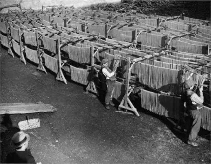 (1950s) Drying fresh pasta at a factory in Napoli.

—#HistoricalImages #spaghetti #photography