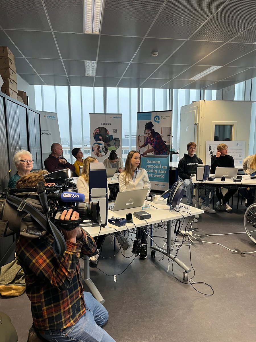 Ruben De Clercq (@rubendc_ahs) on Twitter photo Mooi volk vandaag op Campus Kantienberg. Voor de #VlaamseOuderenweek van @Vl_Ouderenraad verwelkomen we Gentse senioren die samen met studenten uit o.m. onze zorgopleidingen les volgen en het audiolab ontdekken. Waardevolle momenten voor verschillende generaties. <a href="/ArteveldehsGent/">Arteveldehogeschool</a> Mooi volk vandaag op Campus Kantienberg. Voor de #VlaamseOuderenweek van @Vl_Ouderenraad verwelkomen we Gentse senioren die samen met studenten uit o.m. onze zorgopleidingen les volgen en het audiolab ontdekken. Waardevolle momenten voor verschillende generaties. <a href="/ArteveldehsGent/">Arteveldehogeschool</a>