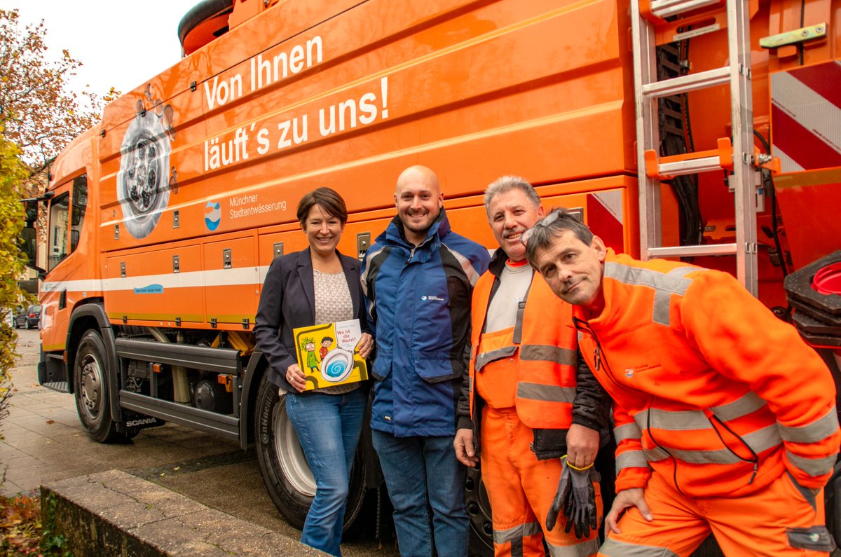 MSEMuenchen's tweet photo. Am Freitag war der Bundesweite Vorlesetag. Wir haben mit dem Buch "Wo ist die Wurst" mitgemacht und in einem benachbarten Kindergarten vorgelesen. Mit den Kindern haben wir dann noch darüber gesprochen, was alles nicht ins Klo gehört und unseren Gullyreiniger gezeigt. Schön war's https://t.co/QC9yRE02b4
