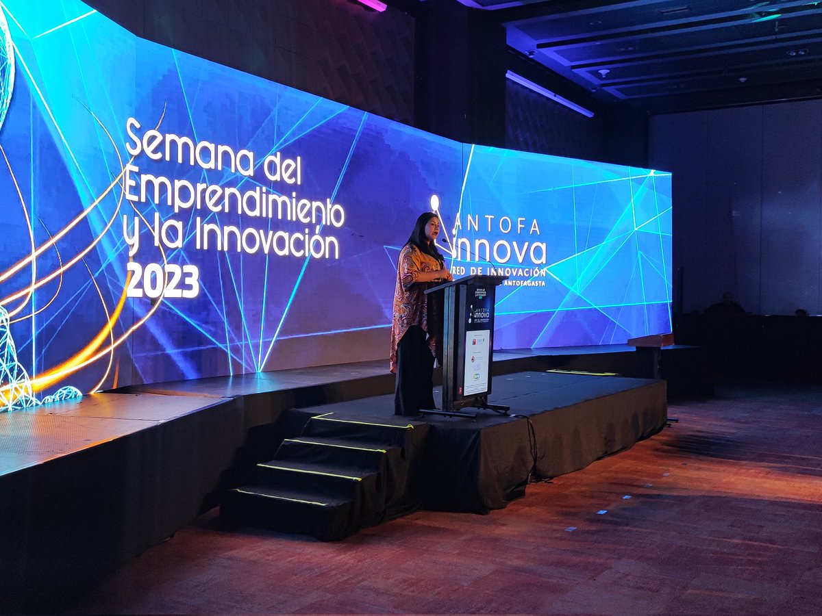 CorfoAntofa's tweet photo. @RicardoDiazC @GOREAntofagasta @MelissaGajardoC @Corfo @SeremiEcono2 @caco230372 Nuestra directora ejecutiva @MelissaGajardoC entrega sus palabras de bienvenida, destacando el rol de la institución descentralizada en el fortalecimiento del ecosistema de emprendimiento dinámico. Además, presenta el Nuevo Modelo de Gobernanza de la Red #AntofaInnova 🚀 https://t.co/y1eM1gaUPj