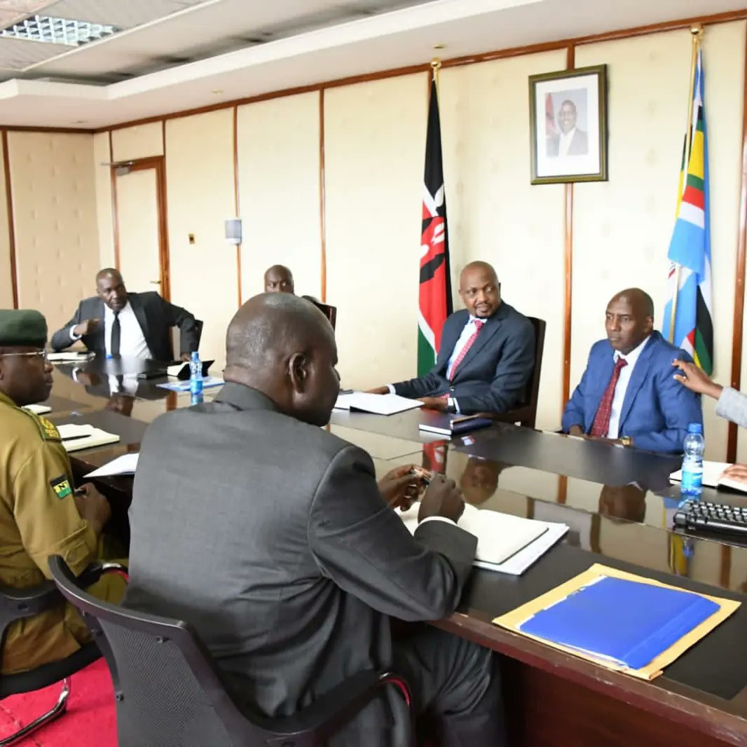 HonMoses_Kuria's tweet photo. Earlier today, I had extensive discussions with Principal Secretaries: Mr. @Amos_Gathecha  of Public Service; Dr. Julius Korir of Water and Sanitation; Mr. @harsama_kello  of ASALs and Regional Development; NYS Acting Director General, Mr. James Tembur among other senior Government officials.

Our discussions were centered on the involvement of NYS in sectors such as Agriculture, Water Harvesting, Disaster Management, and Huduma Services. Our plan is to have NYS involved in the building and rehabilitation of water infrastructure like dams, water canals, dykes, and pans across the country. The servicemen and women will also be pivotal in utilizing government land that has been lying unused for agricultural activities to ensure our country becomes self sufficient in food production. 
1/2