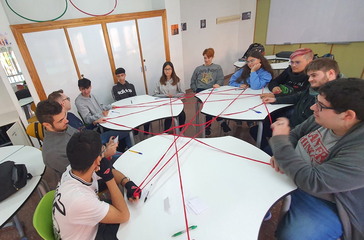 antonio_guirao's tweet photo. Hoy en clase de FOL trabajando #InteligenciaEmocional . Dinámica del ovillo(que conocí gracias a @PedroOrtn2 ) para reflexionar sobre Felicidad y Éxito. Os la recomiendo https://t.co/YgMf5LtL5b