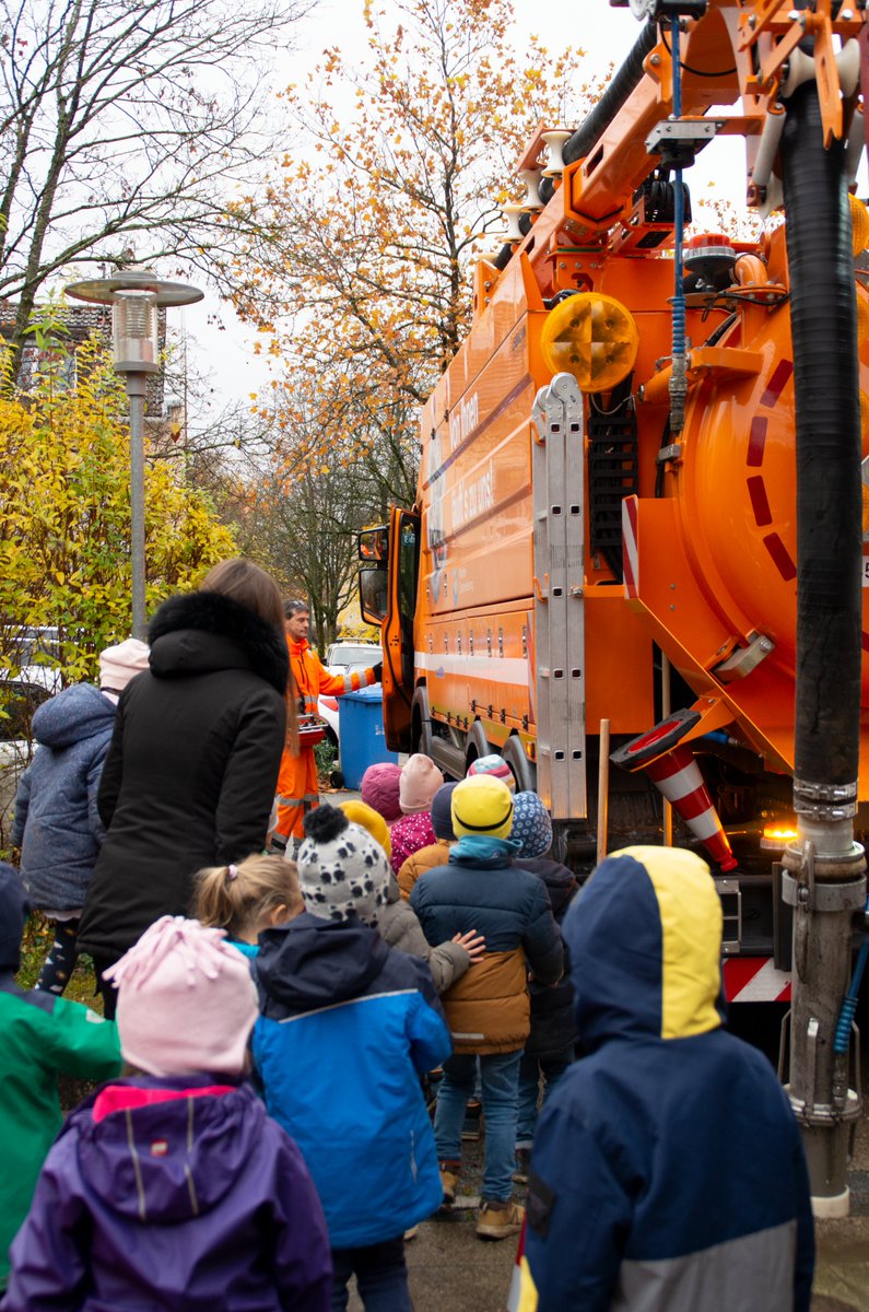 MSEMuenchen's tweet photo. Am Freitag war der Bundesweite Vorlesetag. Wir haben mit dem Buch "Wo ist die Wurst" mitgemacht und in einem benachbarten Kindergarten vorgelesen. Mit den Kindern haben wir dann noch darüber gesprochen, was alles nicht ins Klo gehört und unseren Gullyreiniger gezeigt. Schön war's https://t.co/QC9yRE02b4