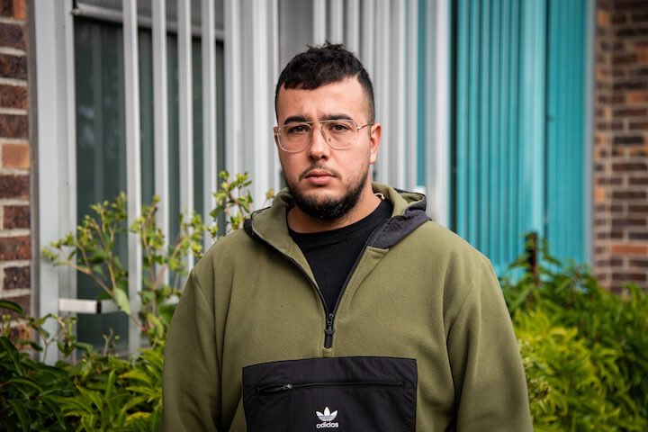 CerfiaFR's tweet photo. 🇫🇷 FLASH | Mourad, 29 ans, jardinier, a été insulté de "bougnoule" et a failli perdre la vie en se faisant trancher la gorge sur 15 centimètres avec un cutter par un homme d'environ 70 ans, car son camion bloquait la route pendant une intervention de jardinerie avec ses collègues à #Villecresnes. (StreetPress)