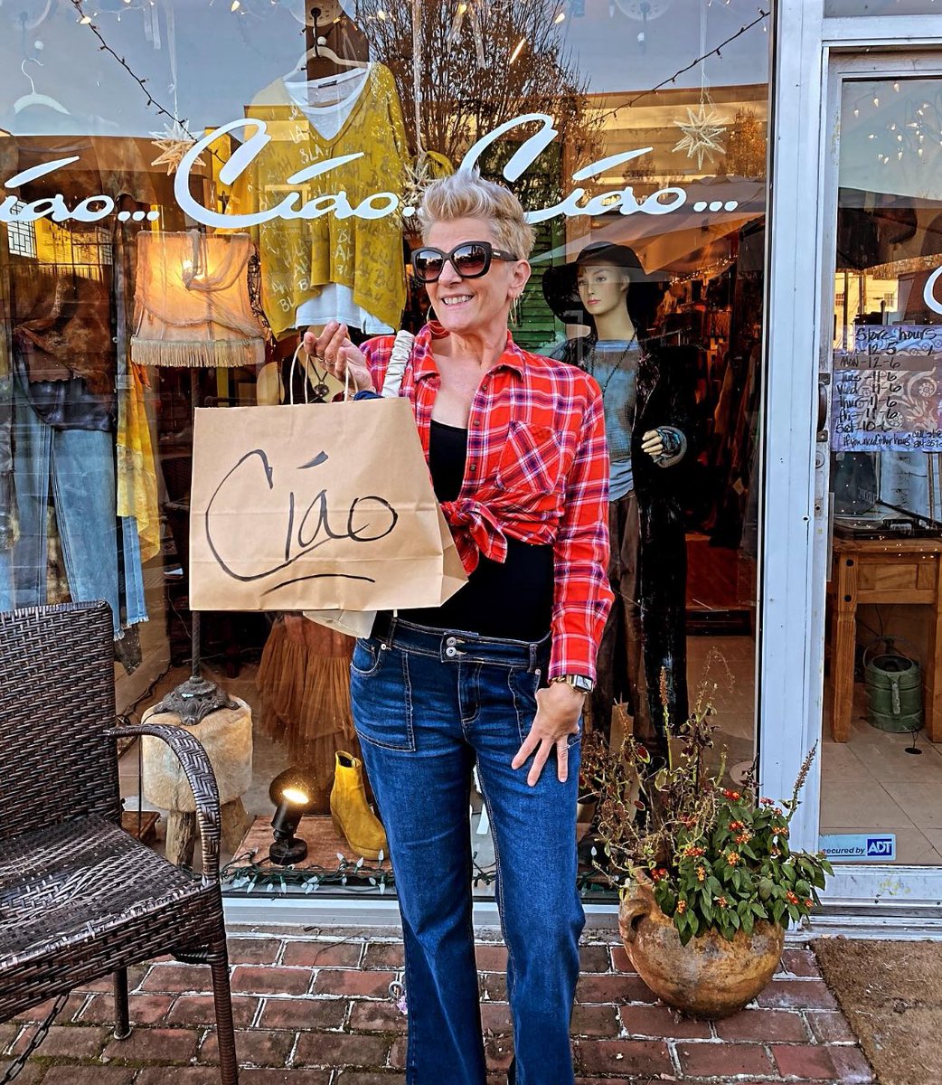 🫶🏻  Sunday Funday never disappoints.   🪄🥰   #carytown <a href="/RichmondVAfeed/">Richmond Virginia</a>   ♥️    <a href="/rvanews/">Good morning, RVA! (🫥)</a>   #shoplocal