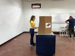 #NotiSalud🩺| Ministra Magaly Gutiérrez ejerció su voto en el simulacro del referéndum consultivo del próximo 3 diciembre Lee Aquí👉 acortar.link/xMxiHv #JuntosPorCadaLatido #ExitosoSimulacroPorVenezuela @NicolasMaduro @MagaGutierrezV