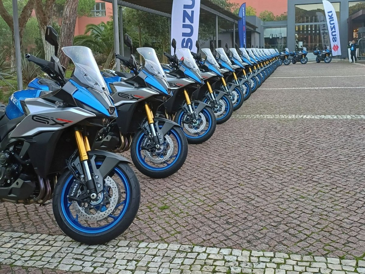 SuzukiMotoES's tweet photo. 🏍️ Los medios especializados están en Lisboa 🇵🇹 conociendo de primera mano la nueva #Suzuki GSX-S1000GX. ¡Estamos deseando saber sus sensaciones después de ponerla a prueba sobre al asfalto! 😎

Permaneced atentos ✌️

#MediaTestdrive #SuzukiGSXS1000GX #GSXS1000GX #SuzukiGSXS1000 https://t.co/3hvg5swiGI