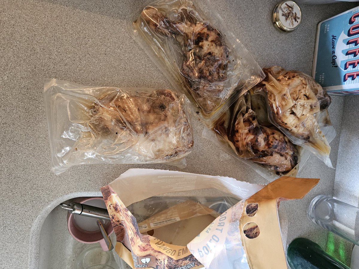 An_888_'s tweet photo. @Mercadona Hoy he comprado una bolsa de pollo troceado. Al llegar a casa toda la compra estaba llena de caldo de pollo. 2 de las 4 piezas, estaban abiertas. Obviamente no me atrevo a comérmelas. 8 euros que vale bolsa tirado a la basura. Espero alguna solución por vuestra parte. https://t.co/QVJXTtqhlX