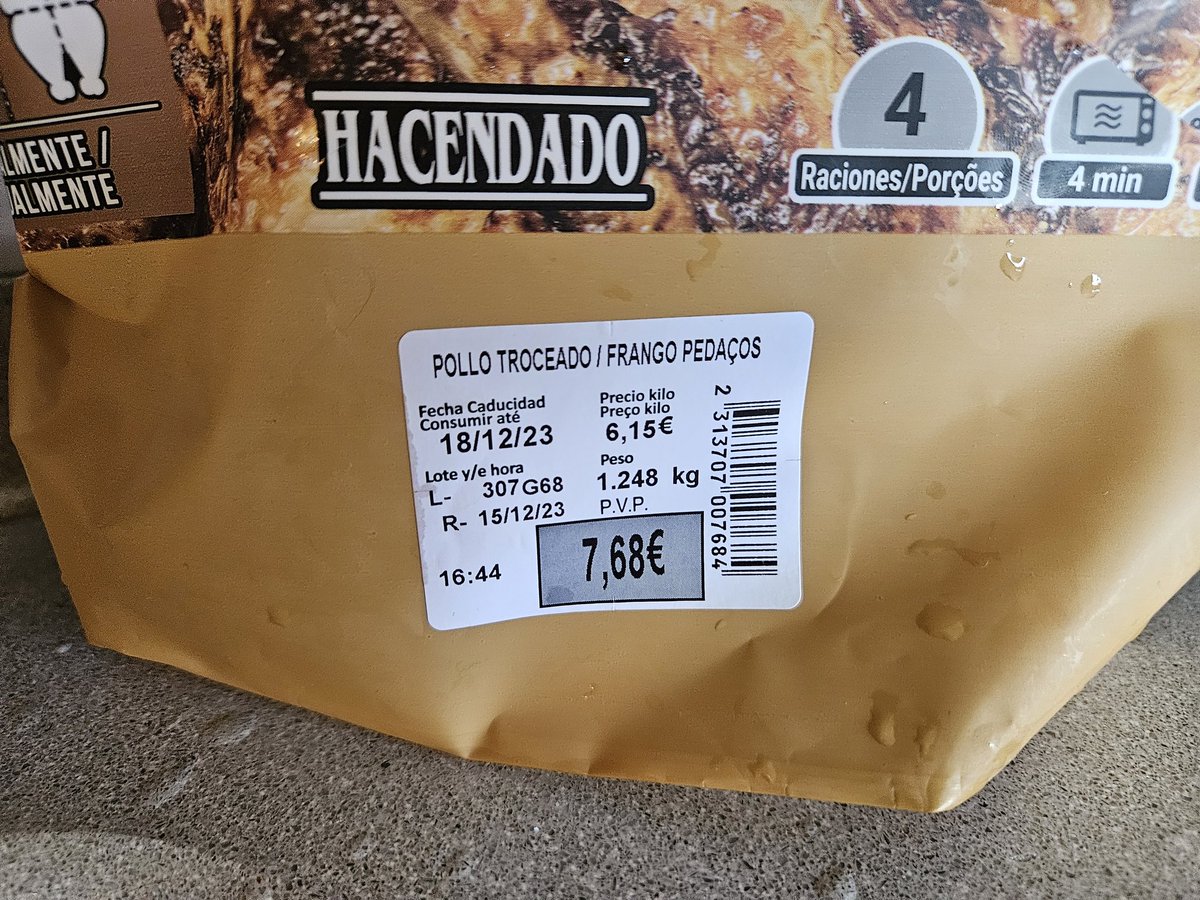 An_888_'s tweet photo. @Mercadona Hoy he comprado una bolsa de pollo troceado. Al llegar a casa toda la compra estaba llena de caldo de pollo. 2 de las 4 piezas, estaban abiertas. Obviamente no me atrevo a comérmelas. 8 euros que vale bolsa tirado a la basura. Espero alguna solución por vuestra parte. https://t.co/QVJXTtqhlX