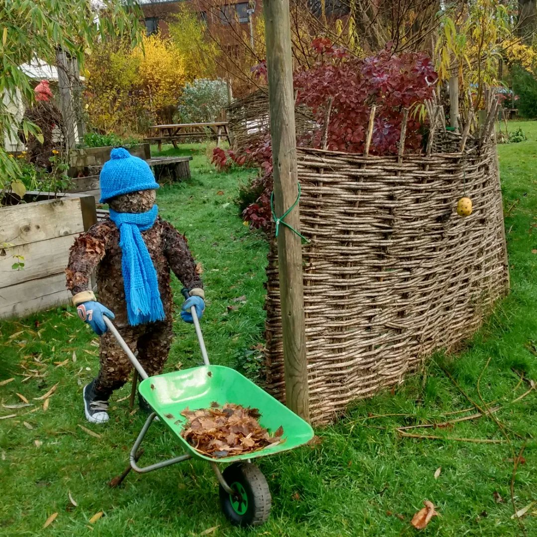 margonvt's tweet photo. More leaf people have arrived at the #community #gardens looking busy and active
@Cyrenians1968 #VolunteerWork #Gardening #MentalHealthMatters #MentalHealthSupport #greenprescription #greengym #getoutside #getactive #nature #Autumn #Mindfulness #cycling https://t.co/mj5qmUH7kd