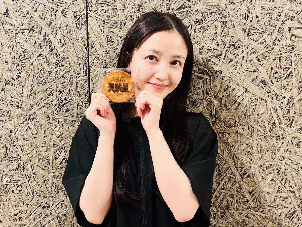 nogizaka46's tweet photo. お疲れ様でした😭よく駆け抜けました✨
#劇団新感線 いのうえ歌舞伎 #天號星
#久保史緒里、本日大阪で大千穐楽を迎えましたーっ😆
千穐楽恒例エア煎餅撒きも🍘

東京大阪で約3ヶ月間、応援してくださった皆さま本当に有難う御座いました😭✨
このあとも年末までまだまだ宜しくお願い致します🙇‍♂️✨

#乃木坂46
