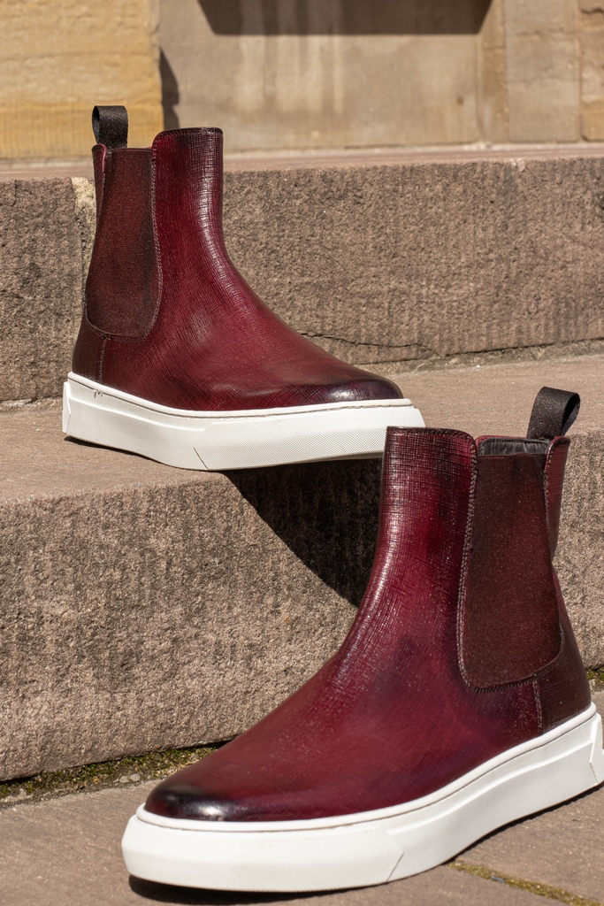 Strutting into the new weekdays with a burst of color! Dare to be different, dare to be vibrant! 👠🎨