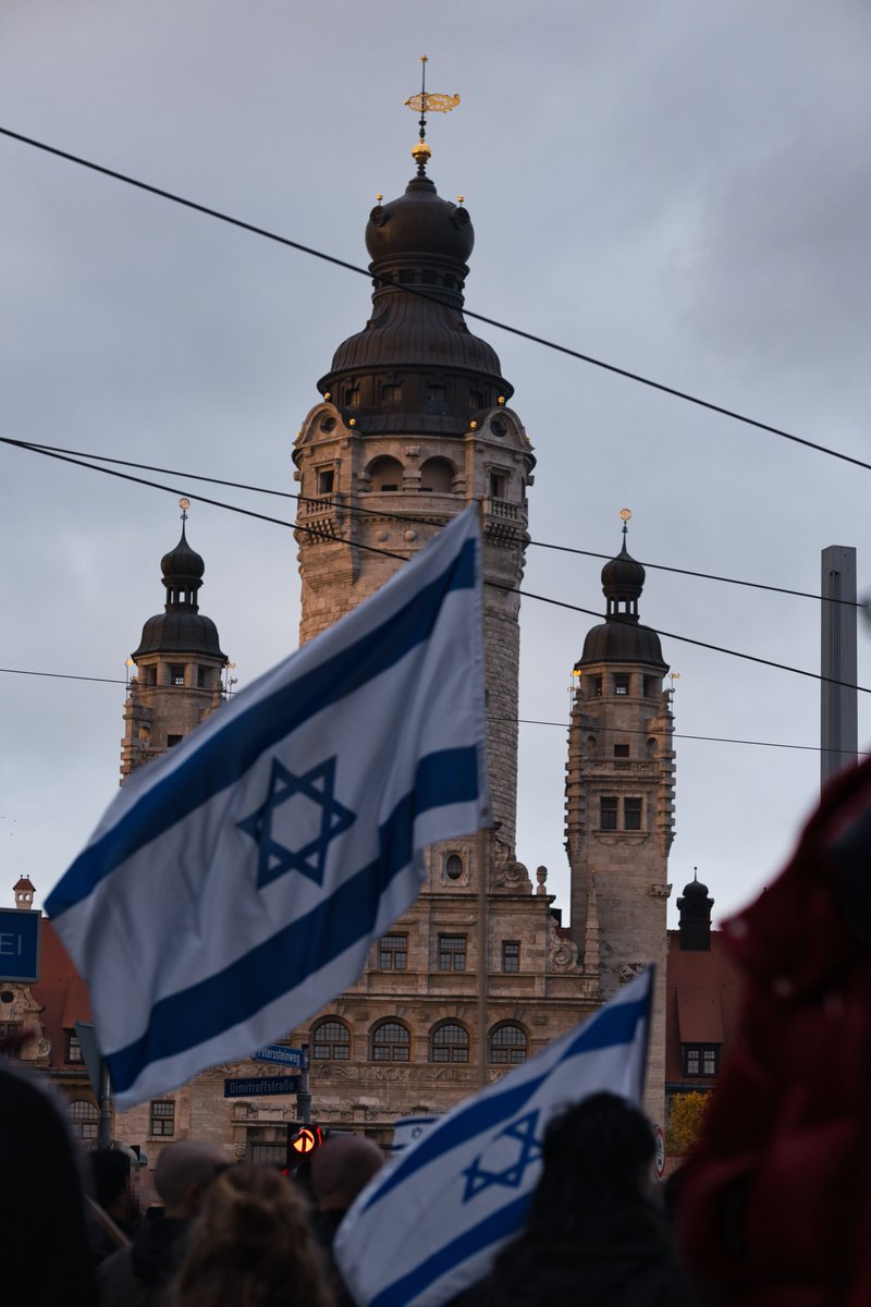 Moritz_Wagner_'s tweet photo. Am 19.11 versammelten sich hunderte linke Menschen am Herderpark in #Connewitz, um gegen Antisemitismus, Islamismus und den Angriff der Hamas auf Israel zu demonstrieren. Nach der Auftaktkundgebung zogen diese Richtung Leipziger Innenstadt  

weitere Eindrücke⬇️

#le1911 #Leipzig https://t.co/qr2rYLtXOM