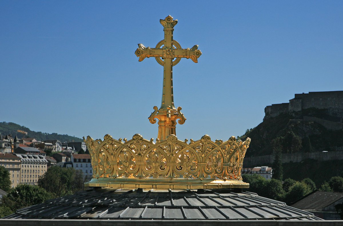 « De toutes les religions qui ont jamais existé, la religion chrétienne est la plus poétique, la plus humaine, la plus favorable à la liberté, aux arts et aux lettres. Le monde moderne lui doit tout »

 Chateaubriand