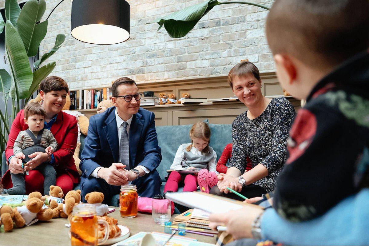 Dziś skupiamy się na 2 kolejnych tematach z #DekalogPolskichSpraw:
✅sprawach społecznych;
✅edukacji i zdrowiu.

Wiemy, skąd wziąć pieniądze, a Polacy wiedzą, że gdy coś obiecamy - to to wprowadzimy. 

Najłatwiej działać wspólnie, dlatego raz jeszcze apeluję - w oparciu o ten