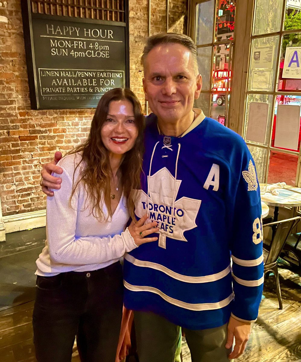 It was a strike ending drumline celebration at Linen Hall NYC & special guest singer/actress @JillHennessy who played immaculately on tambourine. ~ Her hit album I DO is utterly fantastic!…🎼🥇 @PageSix @Gothamist @snydenydn @MapleLeafs #LauraBranigan #BillboardMusicAwards #IDo