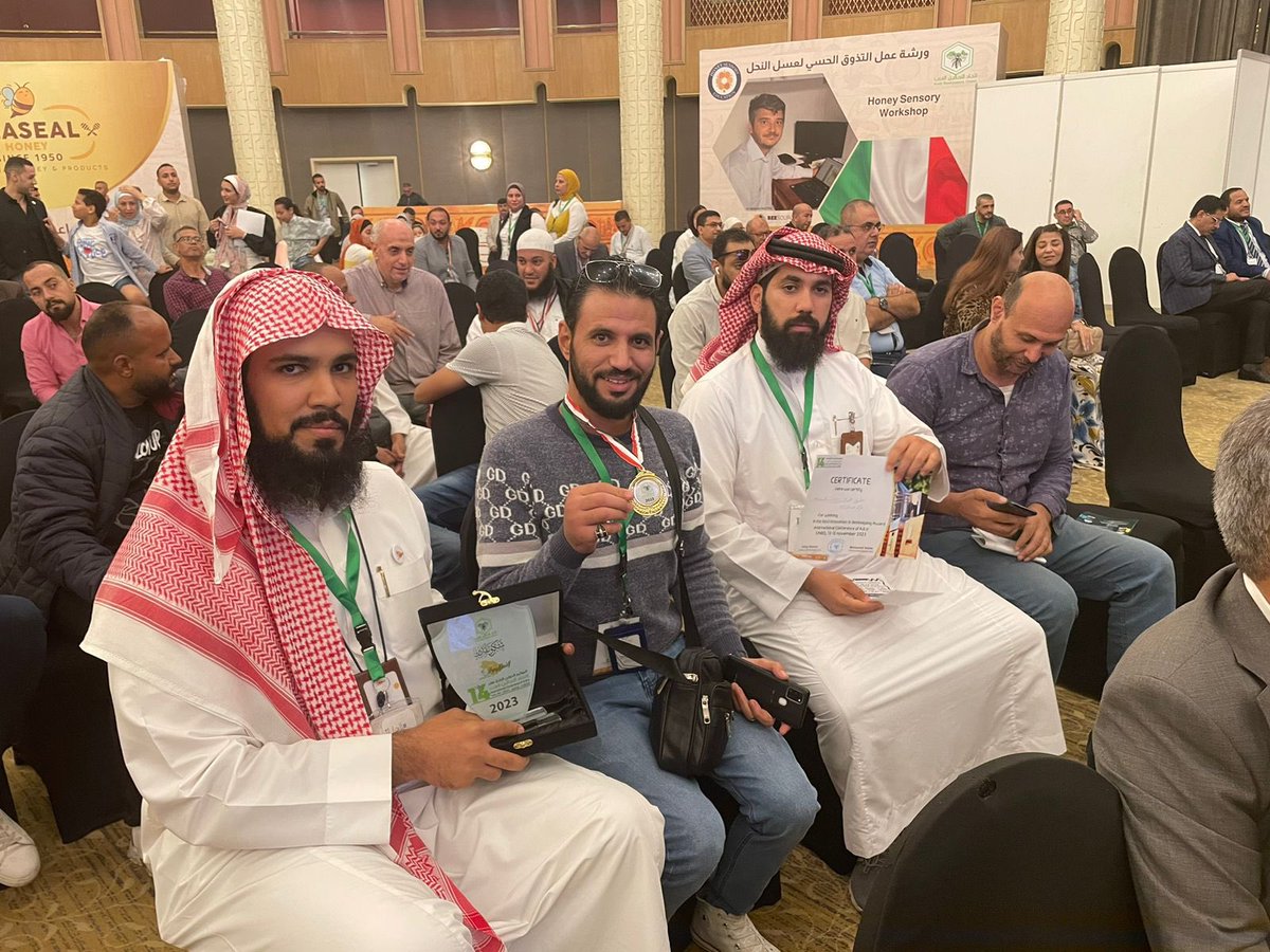 bhiveaccs's tweet photo. حصول النحل الجوال - ممثلاً في فرعه مؤسسة لوازم الخلية للصناعات الخشبية - على المركز الأول في مسابقة افضل الابتكارات العربية في مجال النحل
وفي لمسة وفاء ومن على المنصة يهديها الشيخ فايز القثامي رئيس مجلس الادارة للمهندس عاطف صدقي المدير الفني للوازم الخلية #لوازم_الخليه https://t.co/6nL3EJJ6Z9
